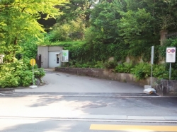 Gebäude BOT: Auto-Zufahrt zu den Gebäuden des Botanischen Gartens von der Zollikerstrasse her.