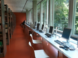 FRE-E, Bibliothek: Arbeitsplätze und Recherche-Stationen.