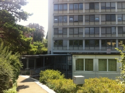 Gebäude GLT: Ansicht des Pavillions (rechts unten). Im Hintergrund das Gebäude ZUI.