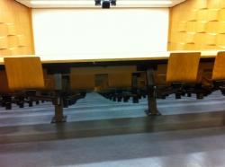 Hörsaal HAH-E-03: Hinterste bzw. oberste Reihe: Platz ohne fixe Bestuhlung.