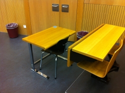 Hörsaal HAH-E-03: Vorderste Reihe: Tisch mit Rollstuhl-Signet.