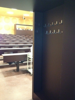 Hörsaal HAH-F-01: Wandgarderobe bei der Eingangstüre.
