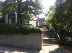 Gebäude HAH: Ansicht seitens des Häldeliwegs. Treppe (führt zum Platz vor dem Haupteingang).