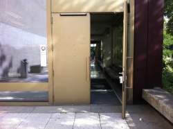 Gebäude HAH: Haupteingangstüre öffnet nach aussen.
