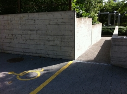 Gebäude HAH: Alternativer Weg für Rollstuhlfahrende zum Haupteingang (rechts der Rollstuhl-Parkplätze).