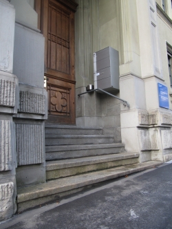 Gebäude KAB: Handlauf rechts bei der Treppe aussen beim Haupteingang.