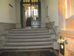 Gebäude KAB: Handlauf rechts bei der Treppe innen nach der Haupteingangstüre.
