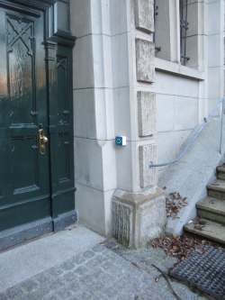Gebäude KAB: Stufenloser Hintereingang mit Druckschalter, um die Tür zu öffnen.
