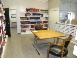 Büro KIR-1-105A: Leseplatz-Raum mit Schalter des Zentralsekretariats am rechten Bildrand.