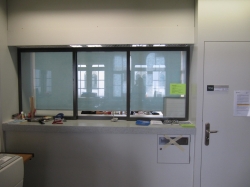 Büro KIR-1-106: Schalter (Höhe: 104cm), zuständig für Modulbuchungen und E-Learning.