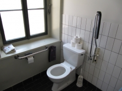 Rollstuhl-WC KIR-1-108A: Nahaufnahme Toilette.