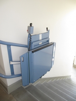 KIR-2, Treppenlift: Treppenlift beim Stockwerk 2.
