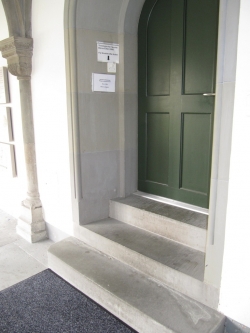 Büro KIR-E-006: Tür zur Studienberatung mit Klingel über den Stufen.