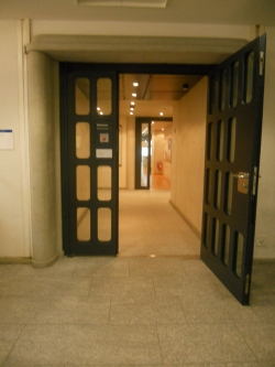 KO2-H, Bibliothek: Eingang in die Bibliothek im Geschoss H.
Auf diesem Bild sieht man die zwei Türen, die in die Bibliothek führen.