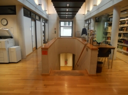 KO2-H, Bibliothek: Die Treppe, die zum Untergeschoss der Bibliothek führt.