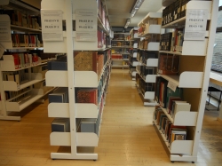 KO2-H, Bibliothek: Zum Teil wenig Raum zwischen den Bücherregalen.
Der Mindestabstand zwischen den Regalen beträgt ca. 89cm