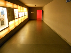 Hörsaal KOH-B-10: Flache Rampe (5 % Neigung) hinunter zum Hörsaal-Eingang (auf dem Bild rot).