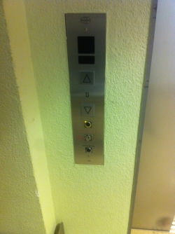 KOL, Lift Ost (Schlüssel nötig): Lift-Tasten an der Aussenseite (es wird ein Schlüssel benötigt).