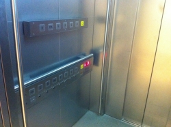 KOL, Lift Ost (Schlüssel nötig): Blick in den Lift hinein.