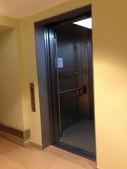 KOL, Lift Ost (Schlüssel nötig): Blick in den Lift hinein.