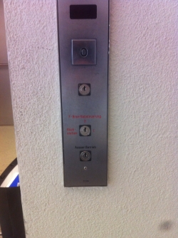 KOL, Lift Süd  (Lift zu KOH / Mensa): LIftschalter aussen (Es wird kein Schlüssel benötigt).
