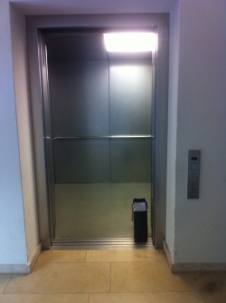 KOL, Lift Süd  (Lift zu KOH / Mensa): Blick in den Lift hinein.