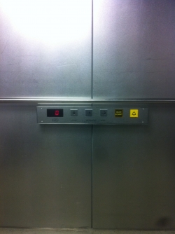 KOL, Lift Süd  (Lift zu KOH / Mensa): Waagrechte Lifttastenleiste. Die Höhe zwischen Boden und diesen Tasten ist 78cm.