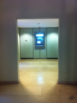 KOL-D, Bankomat: Frontale Sicht auf den Bankomaten;
Es existiert ein Spiegel für die Bedienung aus dem Rollstuhl.