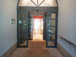 Gebäude KOL: Der stufenlose Eingang führt am oberen Ende der Rampe durch zwei automatische Schiebetüren ins KOL, Stockwerk E hinein.