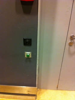 KOL-D, Hebebühne: Die Tür lässt sich durch den grünen Knopf öffnen, der sich 30 cm links daneben befindet (unter dem Lichtschalter).