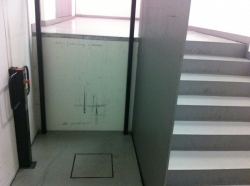 KOL-D, Hebebühne: Blick auf die Hebebühne (unten). Rechts davon führt alternativ die Treppe auf das Zwischenstockwerk hinauf.