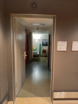 Ruheraum KOL-D-6a: Erste Tür rechts: Durchgang zum Rollstuhl-WC, Raum D-6b.
Zweite Tür rechts: Das Stillzimmer.
Im hintersten Teil des Raums befinden sich die zwei Liegen.