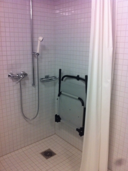 Rollstuhl-WC KOL-D-6b: In diesem Raum befindet sich auch eine schwellenlose Dusche.