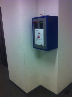 KOL, Stockwerk Da: Kopierkarten-Kaufautomat.
Die Bedienelemente befinden sich 158 Zentimeter über dem Boden.