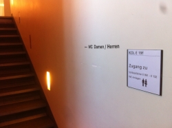 WC-Anlage KOL-E-19c: Zugang zu den Damen- und Herrentoiletten nur via Treppe.