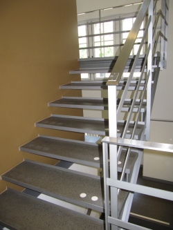 KOL, Stockwerk Ea: Treppe mit Handlauf, Stockwerkbezeichnung und Bodenmarkierung. Führt zum Eingang des Zwischenstockwerks KOL-Ea.