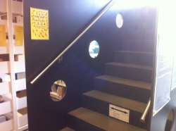 KOL-F, Bibliothek: Die oberen Räumlichkeiten innerhalb der Bibliothek sind nur über Treppen erreichbar. Es existiert kein Lift.