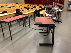 Hörsaal KOL-F-117: Spezieller, elektrisch höhenverstellbarer Tisch ganz vorne rechts.