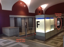 KOL, Stockwerk F: Rampe, die von KOL zu KO2 führt (siehe roter Pfeil).

Rechts (siehe roter Kreis): In der Nische befindet sich ein Computer-Terminal (Vorgänger der interaktiven Info-Säule).
