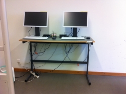 KOL-H, Bibliothek: Elektrisch höhenverstellbarer Tisch mit zwei Recherche-Stationen.