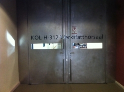 Hörsaal KOL-H-312b: Eingangstüre.