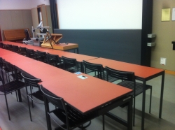 Seminarraum KOL-H-317: Spezieller, elektrischer Tisch.