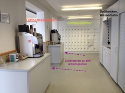 Arbeitsraum für Studierende KOL-K-3/4: Kaffeemaschinen, Schliessfächer, Spülbecken und Wasserhahn befinden sich im Raum K3.