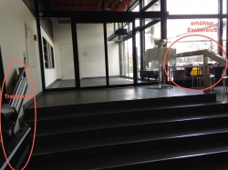 MEN-A, Mensa: Rechts: erhöhter Essbereich, welcher nur über Treppen erreichbar ist.
Links: Treppenlift.

Den erhöhten Essbereich kann man auch mit dem Treppenlift nicht erreichen (siehe Foto).

Die Türe zur Terrasse hat eine Breite von 179cm.