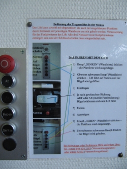 MEN-A, Treppenlift: Tasten und Bedienungsanleitung zum Treppenlift, welche oben und unten vom Lift angebracht sind. Eine Bedienungsanleitung gibt es auch auf dem Lift.