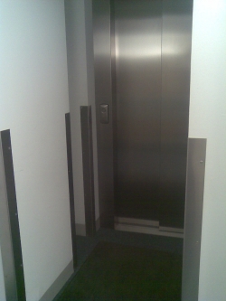 PLD, Lift: Enger Liftzugang beim Stockwerk D (andere Stockwerke ähnlich), Breite mind. 80 cm.