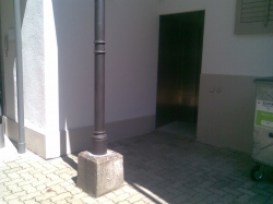 PLD, Lift: Zugang zum Lift rechts neben dem Haupteingang.