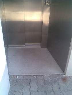 PLD, Lift: Kleine Schwelle und Schräge beim Direktzugang zum Lift neben dem Haupteingang (Stockwerk EG).