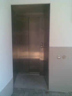 Gebäude PLD: Lift rechts neben dem Haupteingang. Auf dem Foto rechts vorne Schlüsselbedienung.