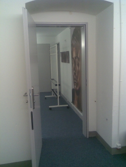 Labor PLD-D-04: Blick zur Garderobe vor dem Raum.